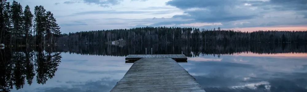 夕暮れ時の薄暗い湖の風景