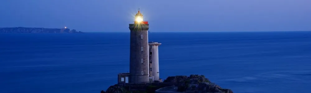 薄闇に包まれた海と灯台