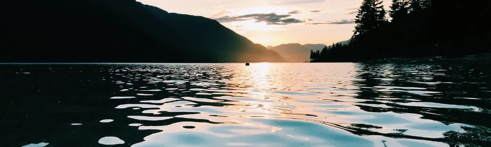 日の出を迎えた湖