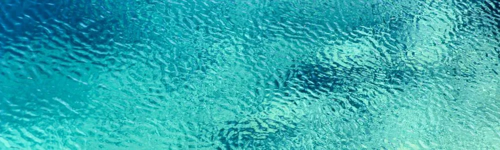 緑がかった明るい海面の波紋