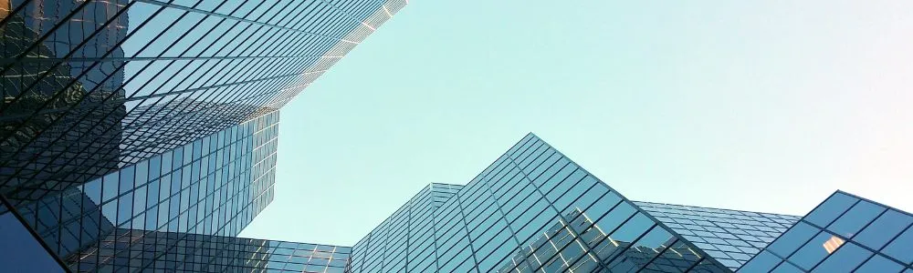 空に向かってそびえるビル群