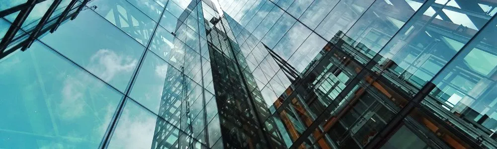 高層ビル群の窓に映った青空