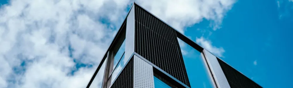 青空を背景にしたオフィスビルの写真