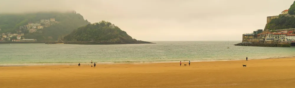 スペイン、サンセバスチャン、曇り空の海岸