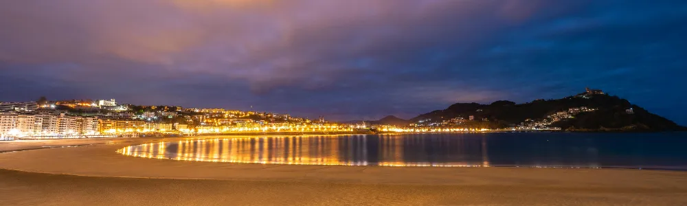 スペイン、サンセバスチャン、日没後に光に満ちた海岸