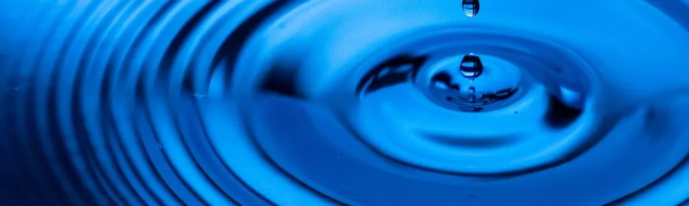 真っ青な水面に落ちる水滴