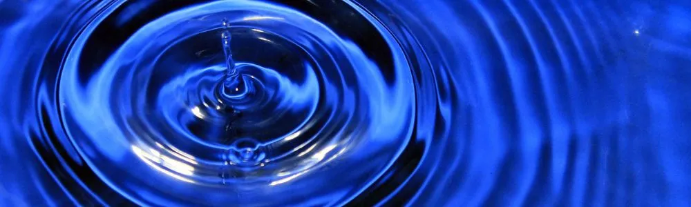 群青色の水面に落ちる水滴