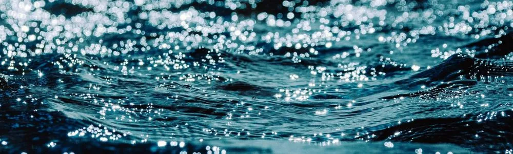 群青色の海の波しぶき