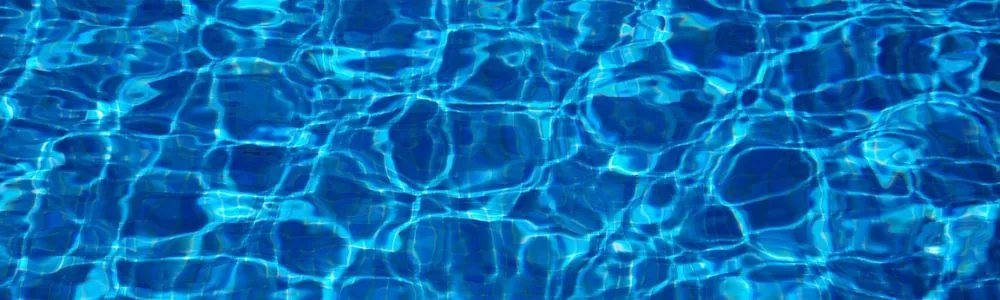 輝くような青い海面