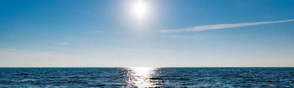 穏やかな海と朝陽